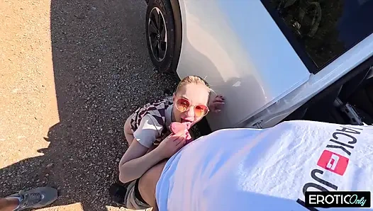 Genç Sarışın Dışarıda Sert Becerdin, Oral Seks Ve Yutkunma