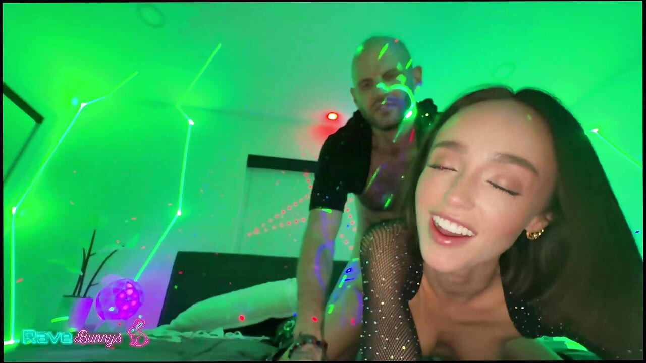 Christina Sage distrai o DJ e se torna a estrela da noite!