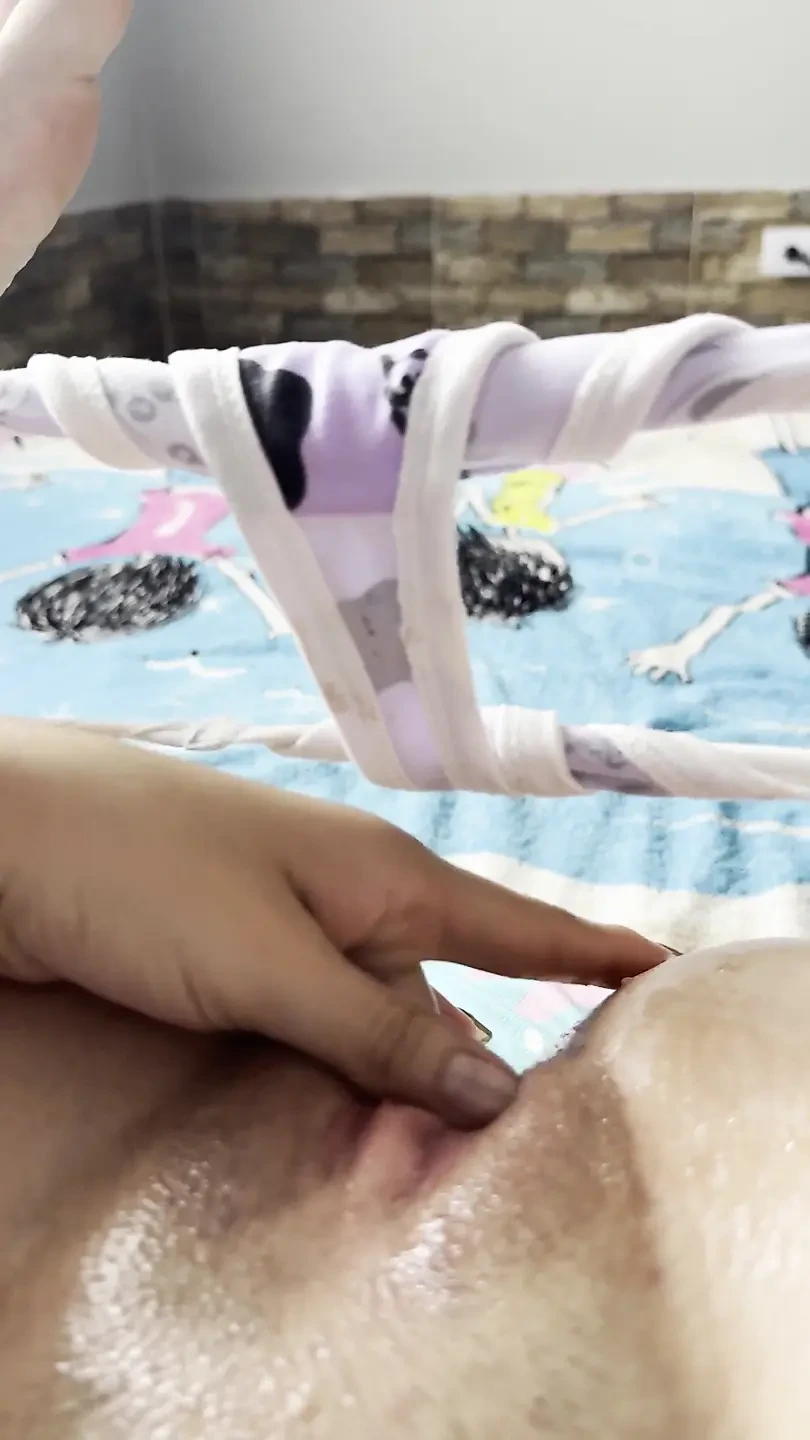 Schönes Mädchen masturbiert