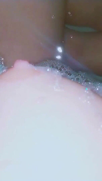 Moment captivant de la "Dorm Mate Dips Dinky Tits în cadă"