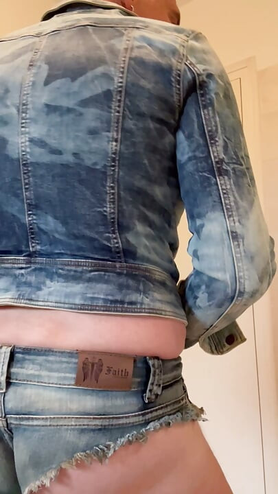 Eu gay în blugi sexy și tanga