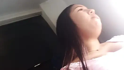 New York Amerika Birleşik Devletleri'nden 18 yaşındaki esmer büyük sarkık memeler üvey erkek kardeşinin büyük yarağını sikiyor