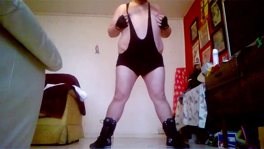 Fat Wrestler Wanks off & Shows Hole
