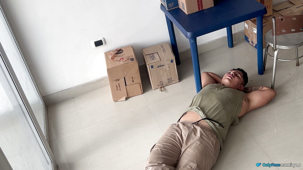 HE DISCOVERS ME IN A NAP AT WORK... AND SO THAT THEY DON'T TAKE ME OUT I DO THIS