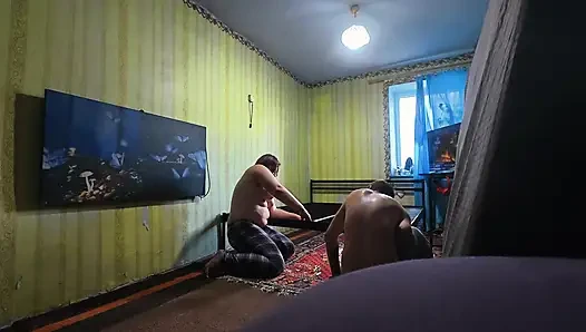 Di balik layar, tanpa editan. Kami sedang membangun tempat tidur seks baru