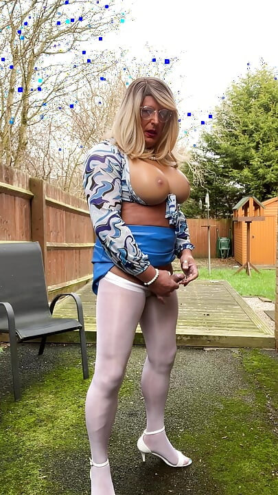 Кроссдрессер Kellycd2022 Сексуальная милфа в белых колготках в любительском видео