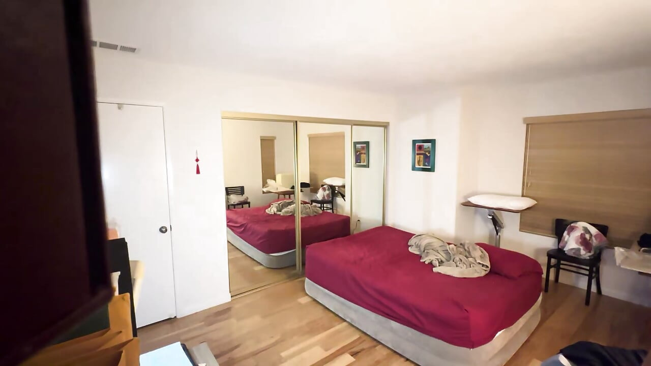 Le délicieux Jimmy baise sa prof de yoga chinoise S salope Kitty dans la chambre d’hôtes avec son mari d’à côté