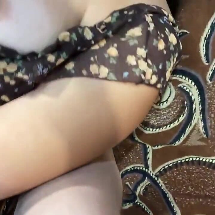 Pongo polla en su boca y luego en su coño - sexo caliente con semen dentro