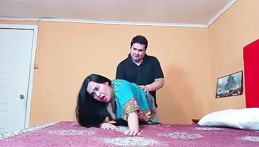 Aku menemukan bibi India sendirian di rumah dan menyetubuhinya dari belakang.