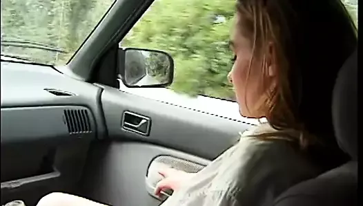 Kerel pikt een jong meisje op met zijn auto en neemt haar mee naar huis om als zijn seksslavin te gebruiken