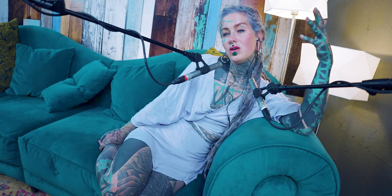 Jeg taler om F - Fear - ASMR podcast SFW taler goth tynd pige dreadlocks tatovering model blæk pige