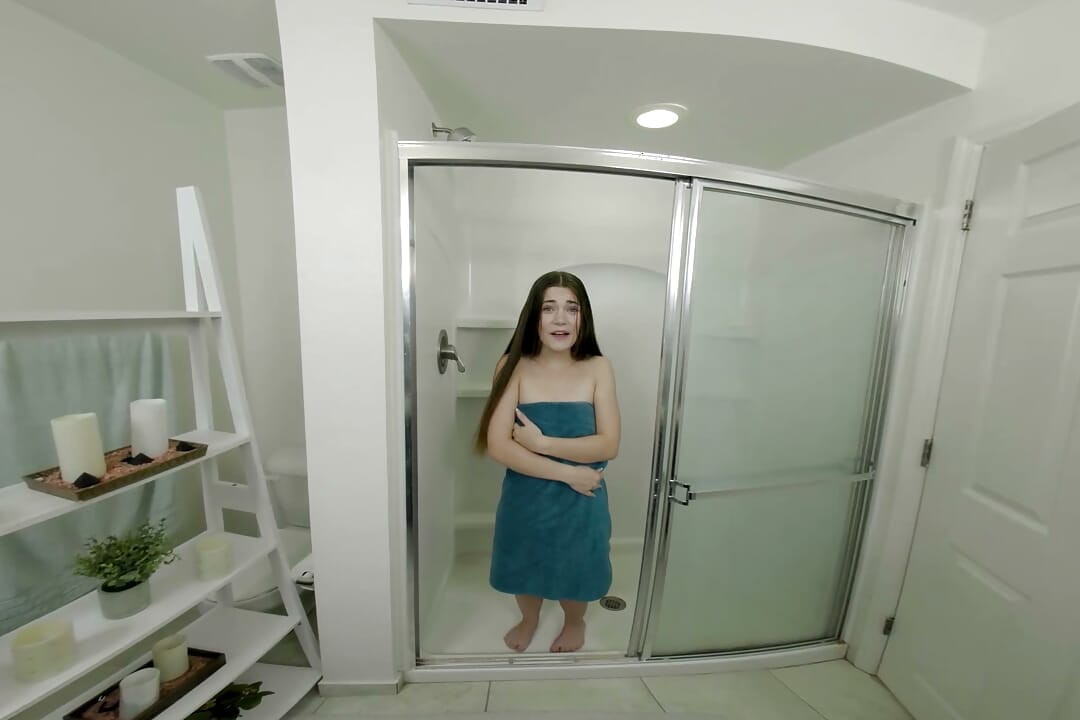 FORBVR - Wspólny prysznic w akademiku rozpala gorący seks studencki w POV