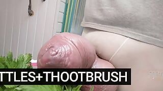 Éjaculation avec des orties et un thootbrush