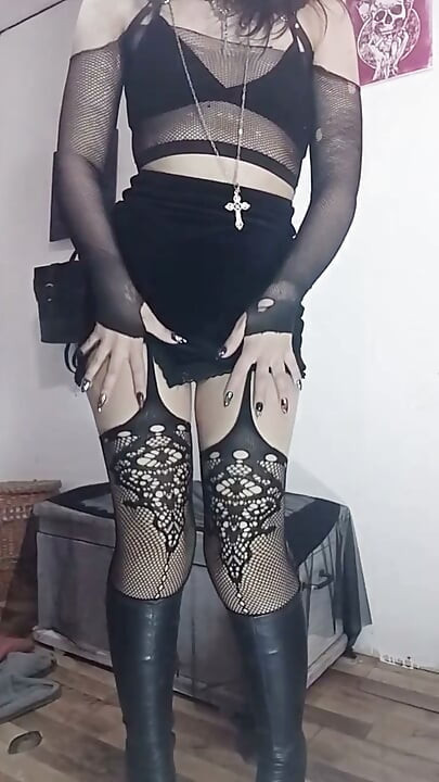 거대한 오이를 이용한 고딕 걸의 오브젝트 자위, 페티시 자위, 고딕 에걸