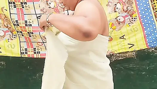 Beyaz Hintli giyinmiş tatlı kız seksi vücudunu gösteriyor, tamamen çıplak