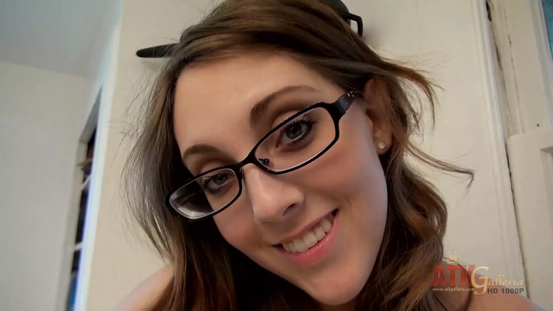 戴眼镜的热辣黑发女郎nickey Huntsman用手指敲打她湿润的阴户，呻吟并达到高潮