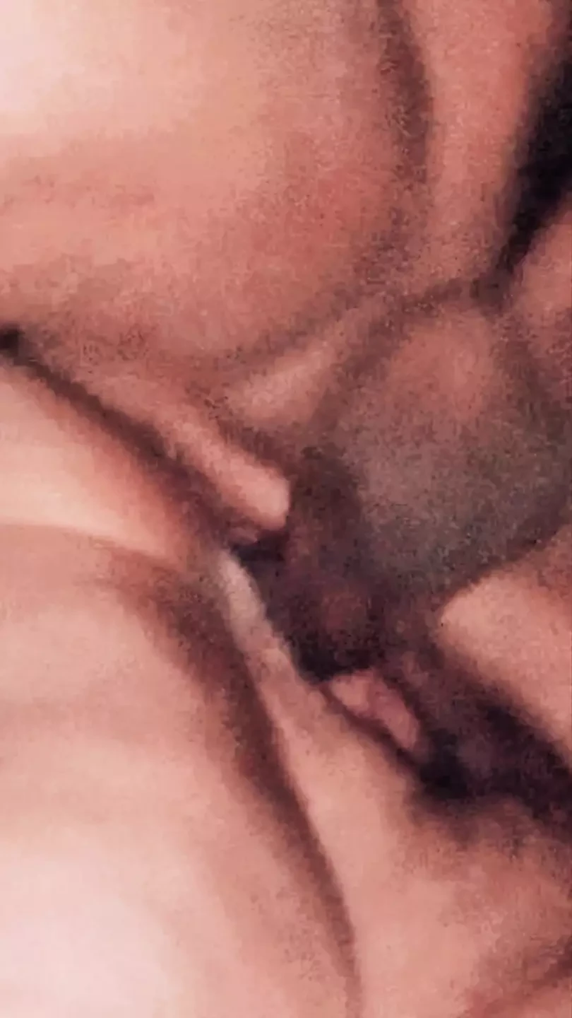 在黑暗的车库里，已婚女人休息一下，在天赋百出的男人的鸡巴上被内射并潮吹