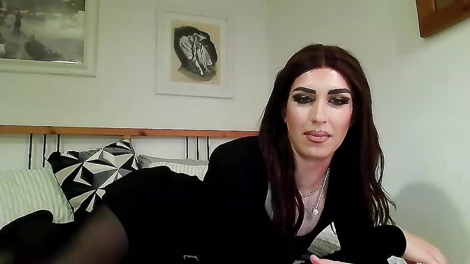Crossdresser w rajstopach i majtkach przed kamerą