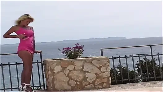 Tante seksi rambut pirang dan rambut cokelat lagi asik di-fingering dan dientot habis-habisan