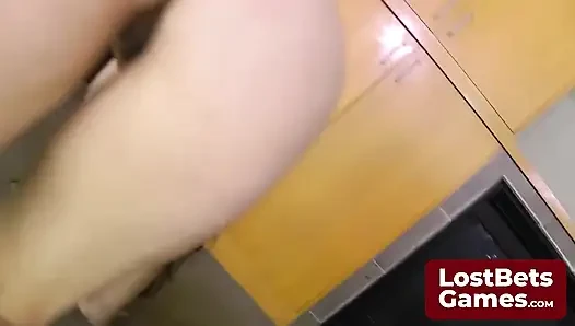 Permainan kartu striptis yang mendebarkan sama 4 gadis seksi