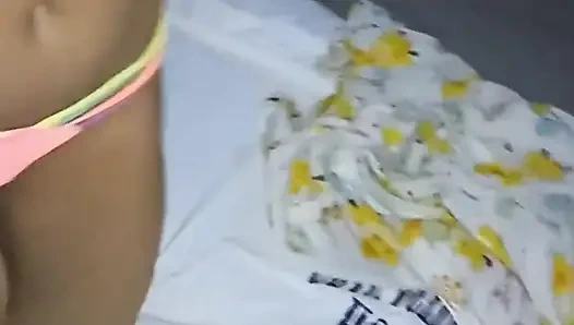 Aku cuma pengen banget kalau tetanggaku nggak tahu kalau istrinya nyepong kontolku waktu dia lagi kerja di Amerika Serikat