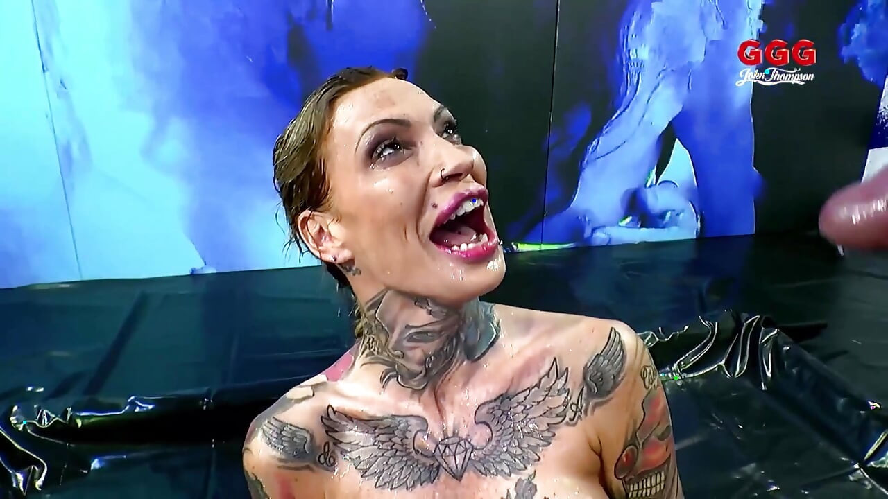 Curvă tatuată Gulps pișat și pule în ejaculare multiplă extremă