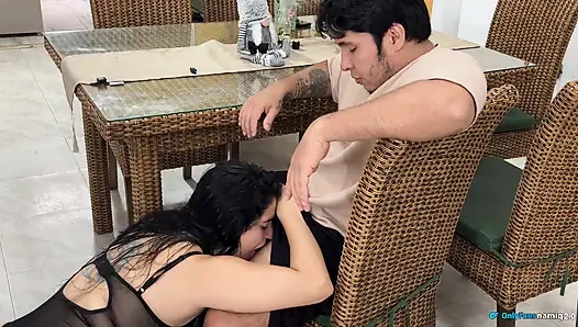 Lihat adik tiriku yang lagi sange berat ini dan dia pengen ngentot kontolku!