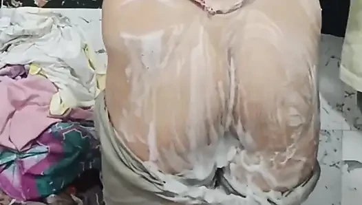 Priya Bhabhis massage mit dickem arsch