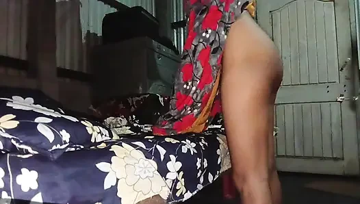 Güzel evli kadın kocasına kızgındı, kocası onu ikna etti ve onunla Hintçe ses kaydıyla seks yapıyor