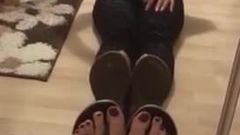 Milf Isabel apresentando seus dedos do pé sensuais em um vídeo self-made 1