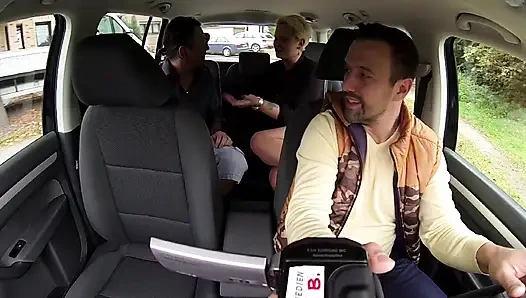 Sexy mollige blondine abgeholt und im freien anal gefickt