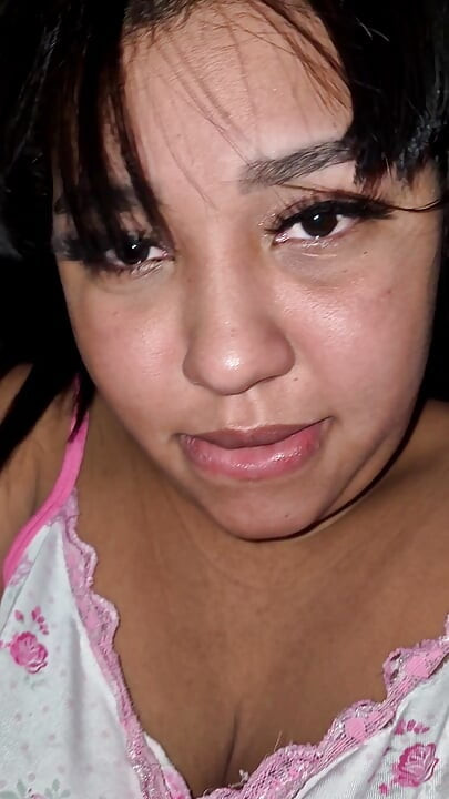 Κοίτα τα βυζιά μου, θέλω να τα πιπιλίσεις πάνω μου.