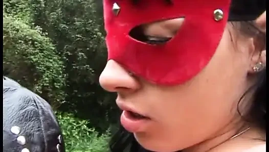 Heiße brünette in fetisch-dessous wird auf einem felsen gefickt