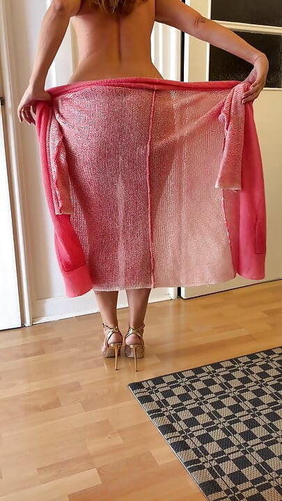 Sexy MILF with big round ass strips in high heels