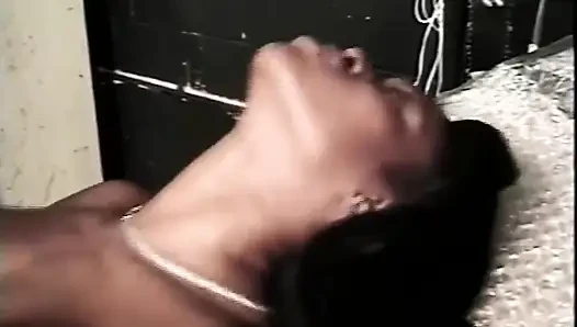 Gadis kulit hitam toket besar suka kontol putih besar di memek