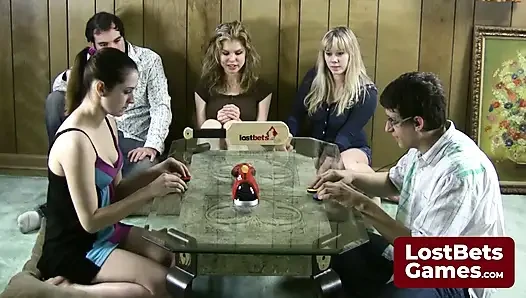 Подготовься к дикой и горячей игре с раздеванием Noname