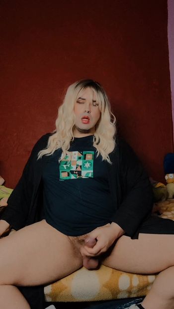 Blonde Mikha mollige sexy transhoer met enorme lul zeer rijk en sensueel gaat naakt