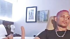 Tôi thủ dâm trước webcam của mình, với dương vật giả mà tôi sử dụng