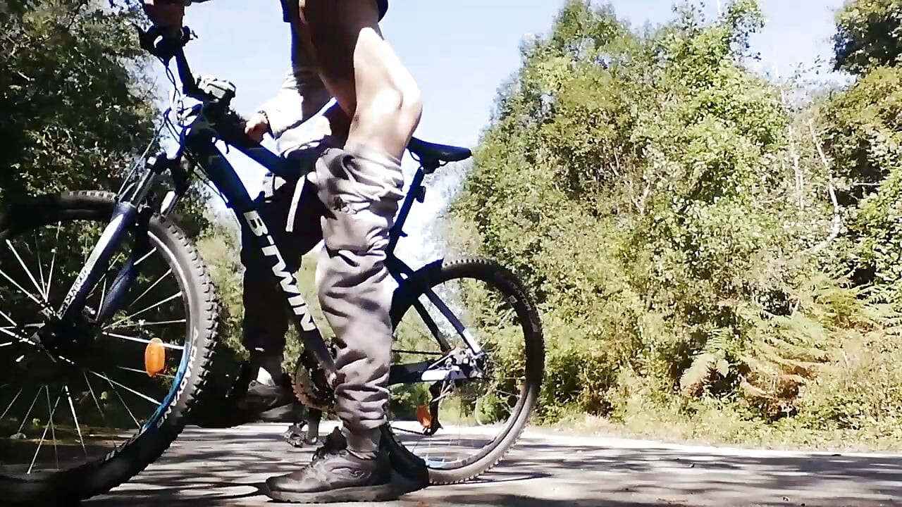 Chàng trai trẻ chơi với chiếc xe đạp của mình với dương vật giả trong đít của mình