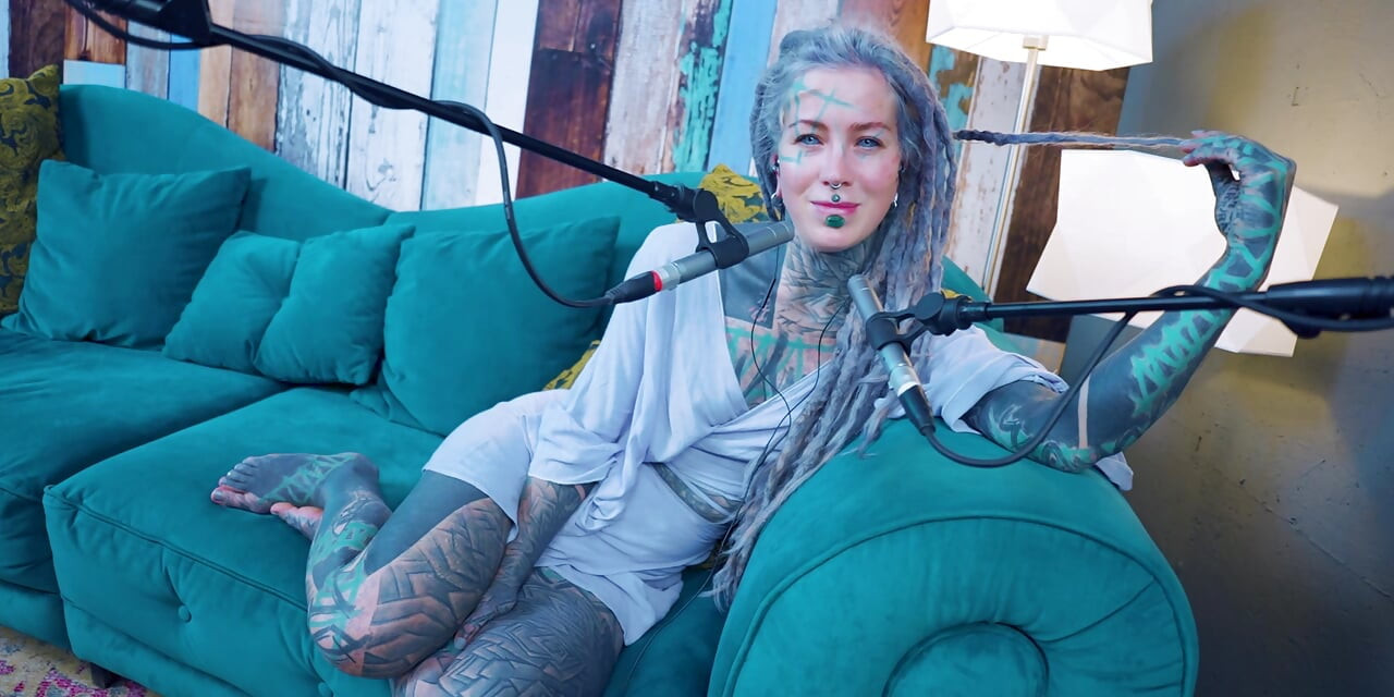 Jag pratar om P - Passion - ASMR podcast SFW pratar goth mager tjej dreadlocks tatuering modell inked girl
