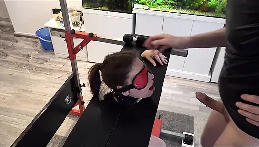 Budak seks tak berdaya di pillory dientot habis-habisan sampai orgasme di sybian