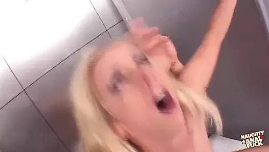 Dando cabeça no banheiro fez a loira raunchy se transformar em uma puta anal
