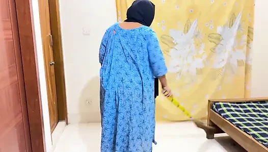 Büyük sarkık sütlü memeler ve göt ateşli Endonezyalı Müslüman teyze odamı temiziyor ve seks için beni baştan çıkarmaya çalışıyor
