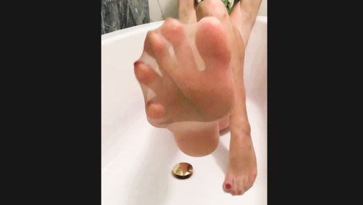 I miei piedi sexy e le mie unghie lucidate