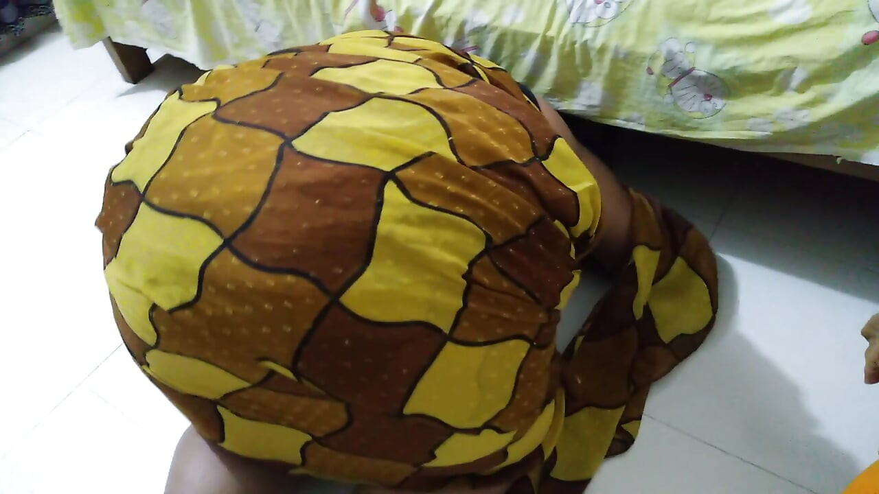 Dok je pokupljala mobilni telefon ispod kreveta, sobarica se zaglavila, a vlasnik je došao i jebao je - veliko dupe