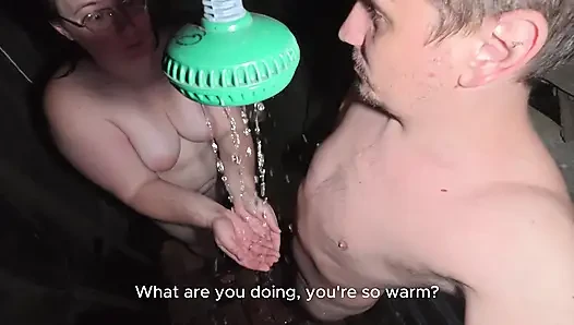 Seifige nackte körper in einer ländlichen dusche
