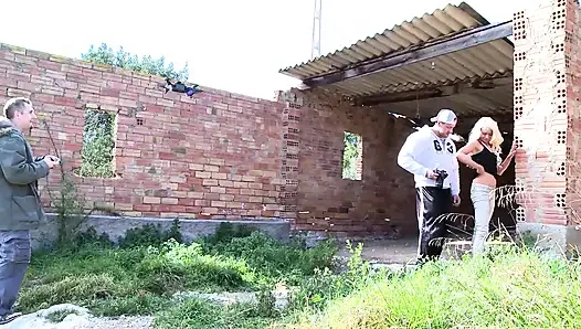 The huge cock of a muscly and tatooed guy breaks the pussy of a sweet blonde