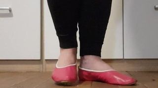 Fetisch mit rosa gymnastischen Pantoffeln aus Leder