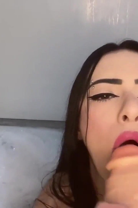 Chica delgada metiendo una polla de juguete grande en su coño