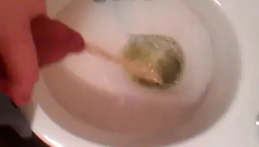Akılsız çocuk işiyor